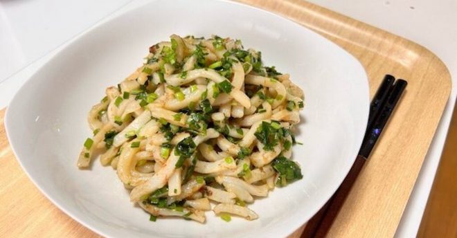 【にらだけ】絶品レシピに胃袋キュー! 【にらだけ炒めうどん】濃厚な香りにノックアウト