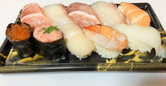 【スーパーのパック寿司まとめ】「角上魚類」10貫1300円、「バロー」まぐろ握りなど9品実食! ロピアの実力は?
