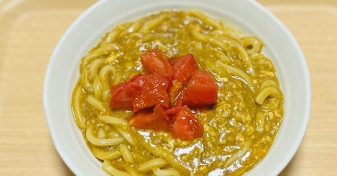 13万人の保存レシピ【中毒トマたまカレーうどん】の実力は? 作ってみたら、想像と違う味に感動!