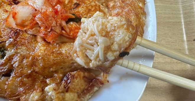 「マジで痩せそう!」【19kg痩せた えのキムチヂミ】作ったら、「ご飯も酒も進む!」ダイエットレシピだった